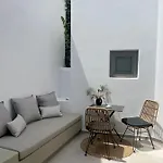 Clementina Paros شقة