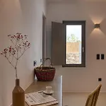 Clementina Paros شقة