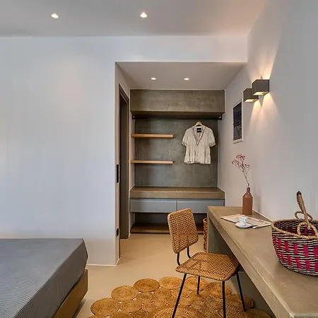 Clementina Paros 나오우사